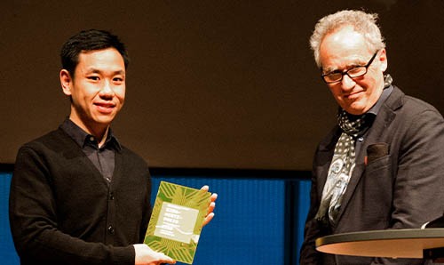Hongshuo receiving an award