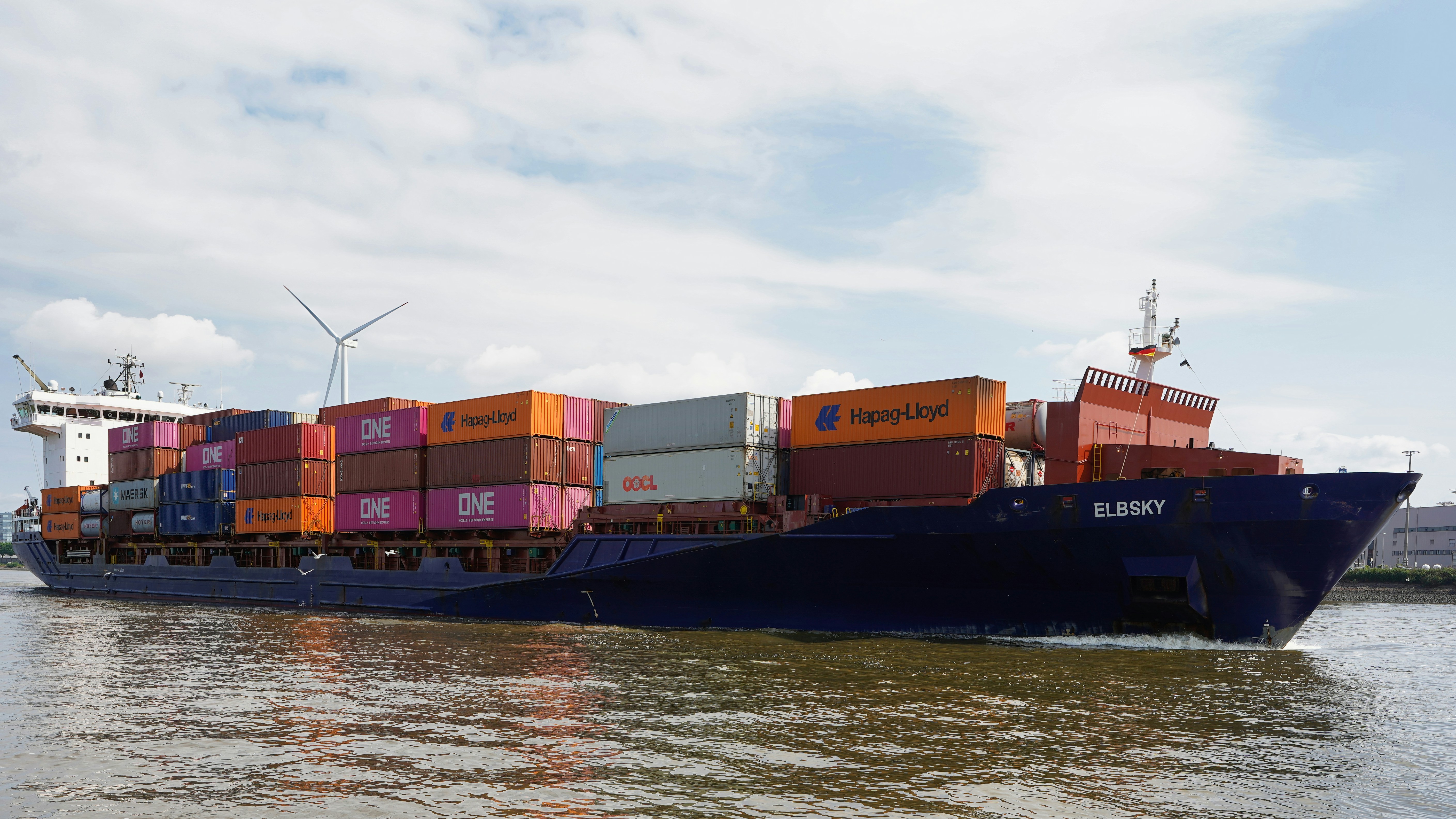 Alejandro wolfgang-weiser-NE8cB720AZw-unsplash Shipping containers on a ship on the sea