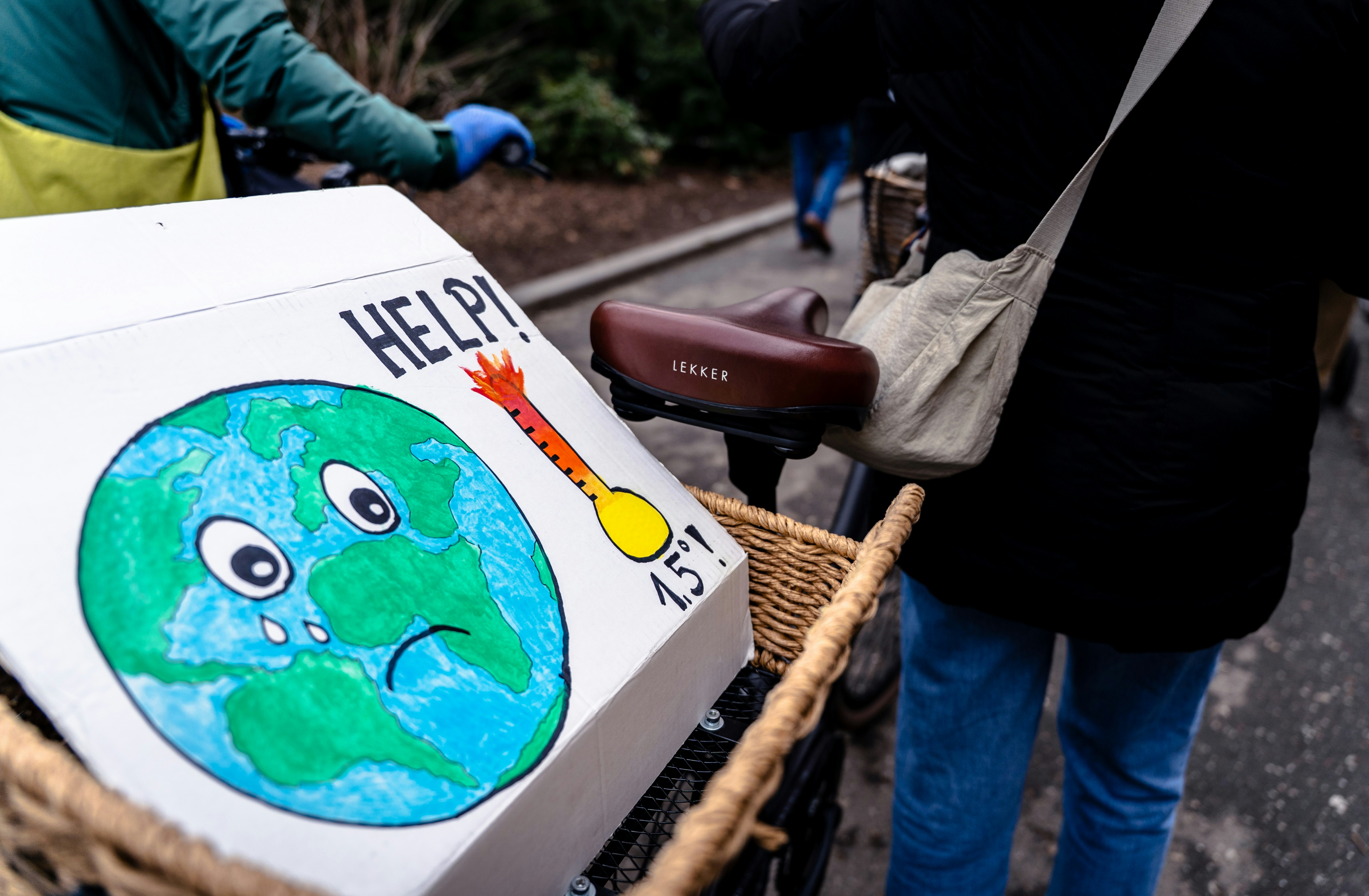 Amelia mika-baumeister-FUp6Hdc67es-unsplash A placard with an earth with a crying face