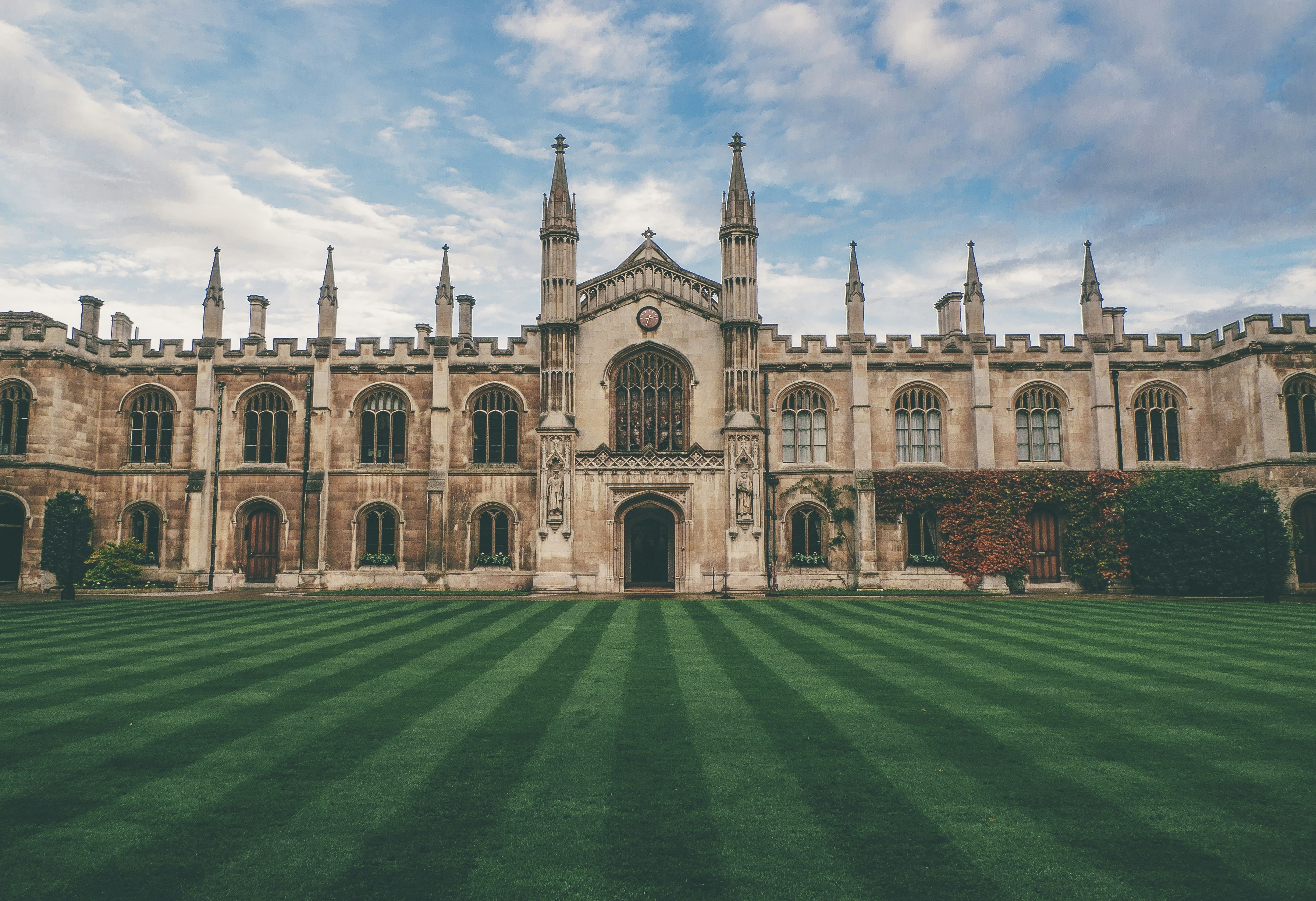 Annabel vadim-sherbakov-d6ebY-faOO0-unsplash An Oxford University Building