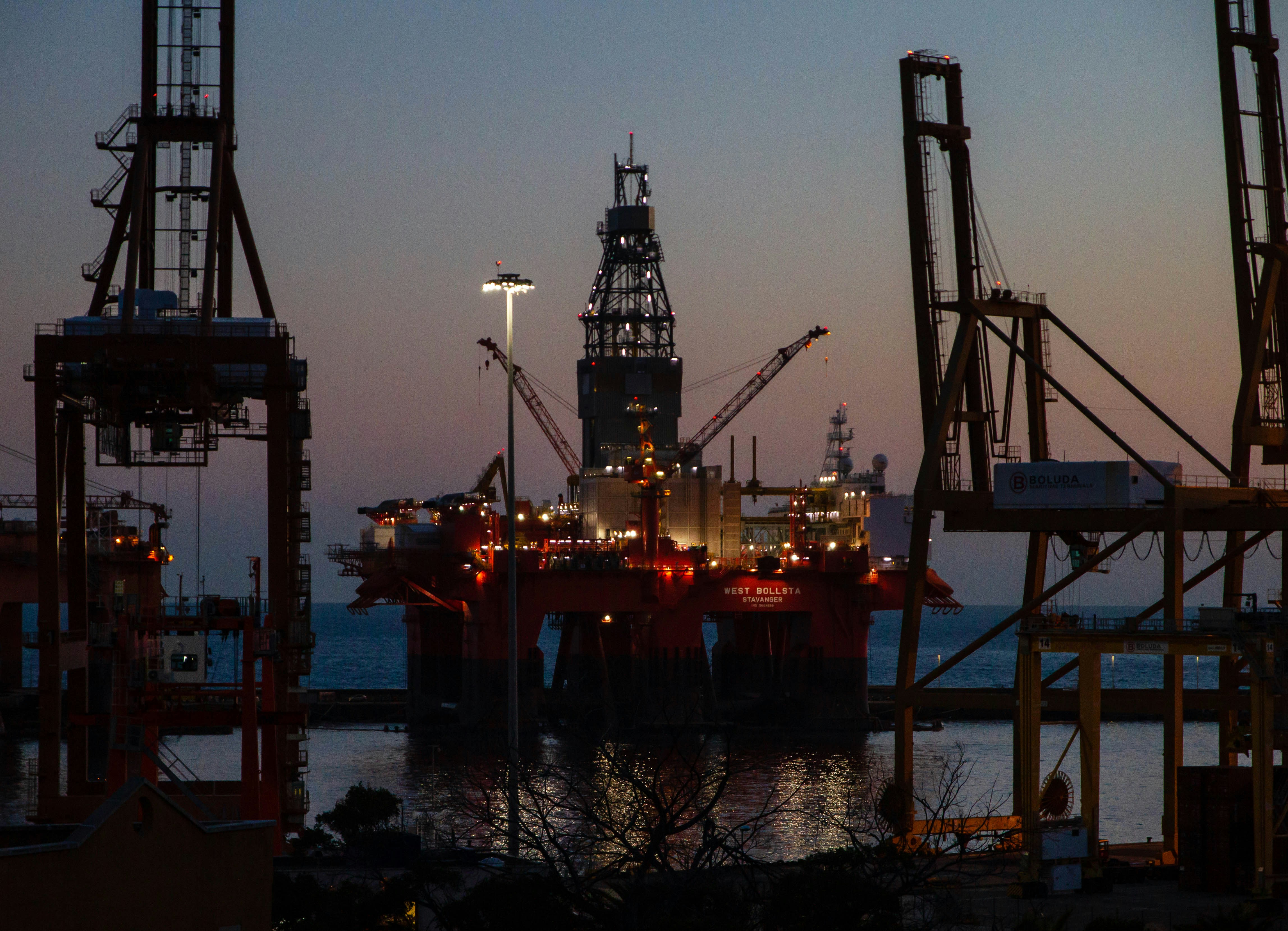 Frederick maria-lupan-hy97yy3e03A-unsplash Oil rig