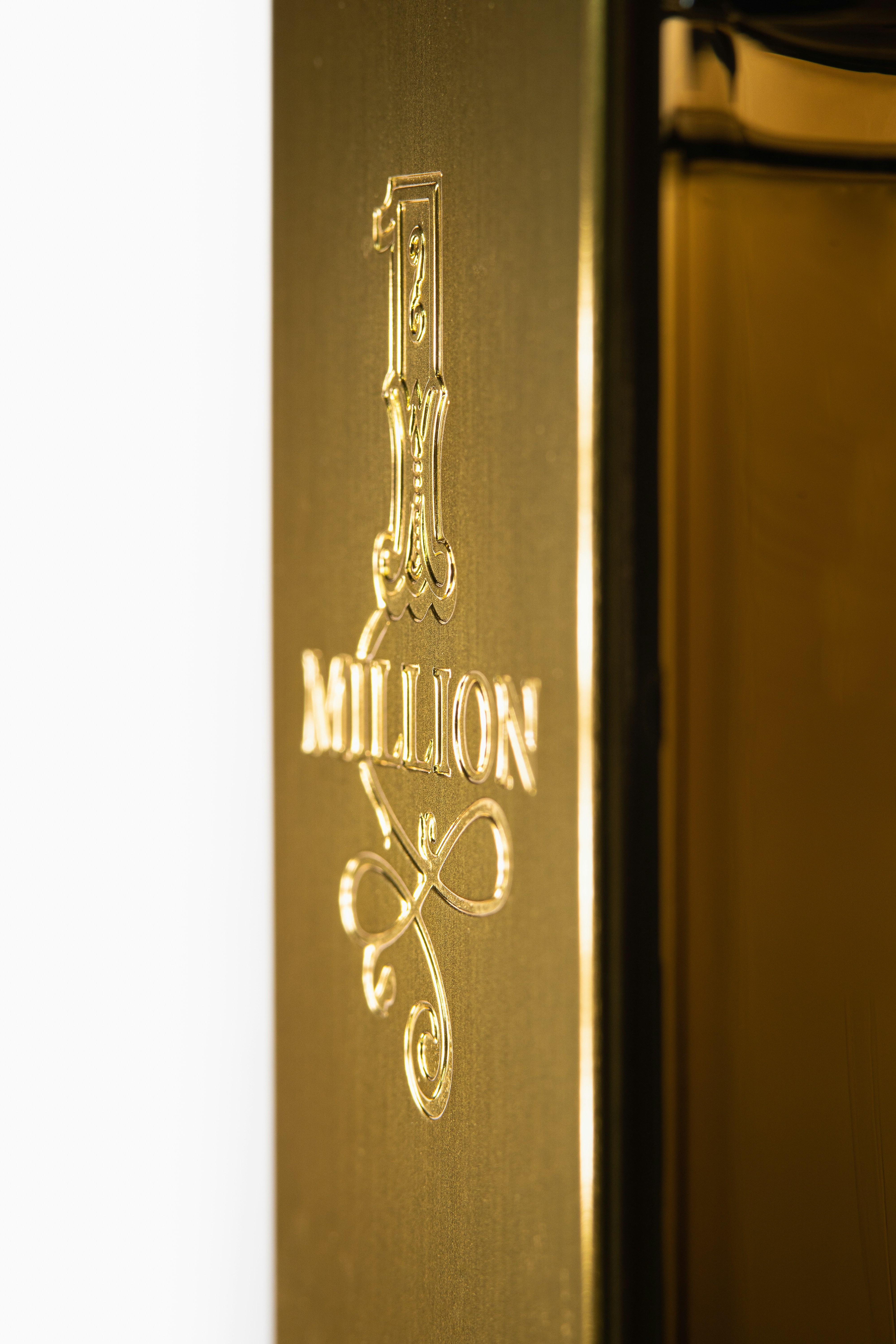 Yifei micha-lehmann-wOuAcnKc7WU-unsplash The word million engraved on gold