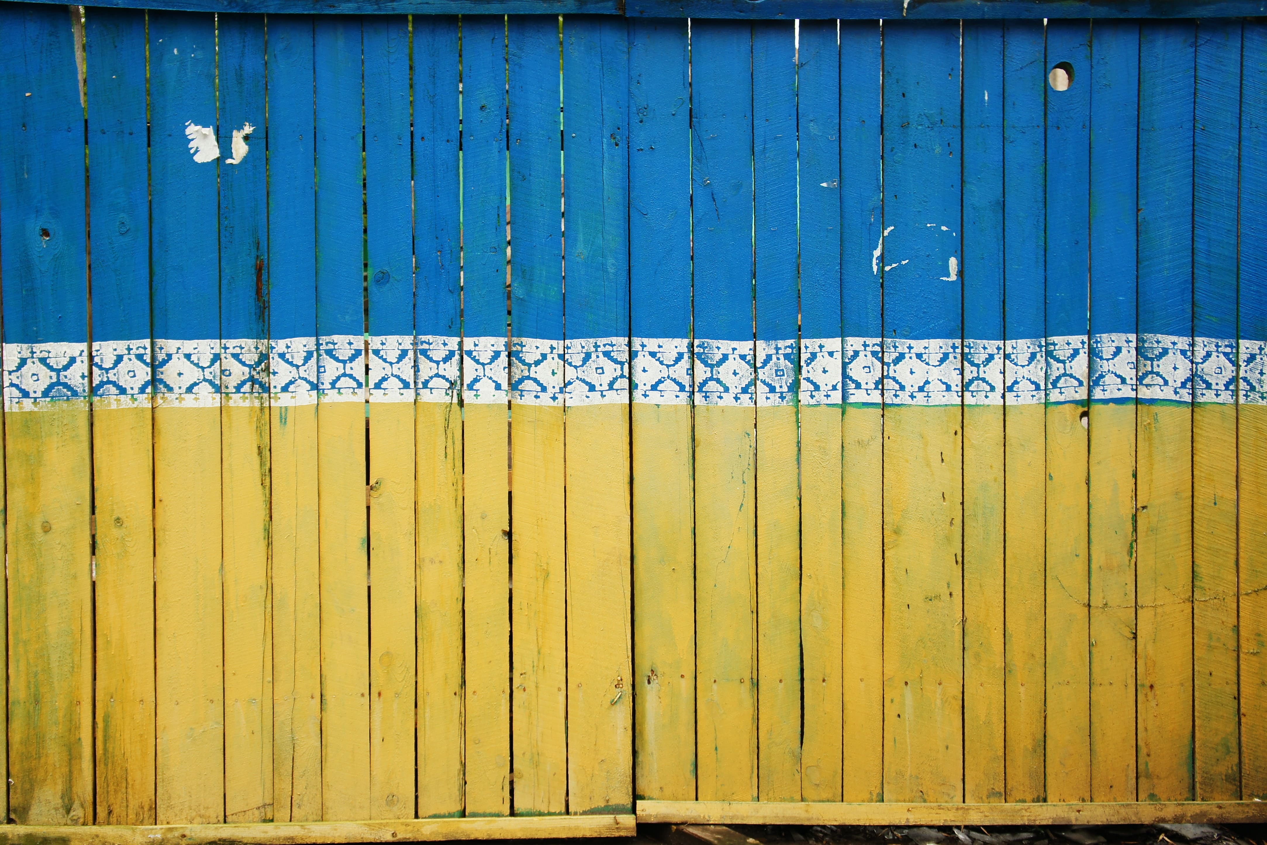 tina-hartung-IwLY-pLic_U-unsplash (1) (4) Wooden fence panel painted with the Ukrainian flag