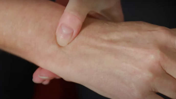 How to self-examine for tender and swollen joints in rheumatoid arthritis